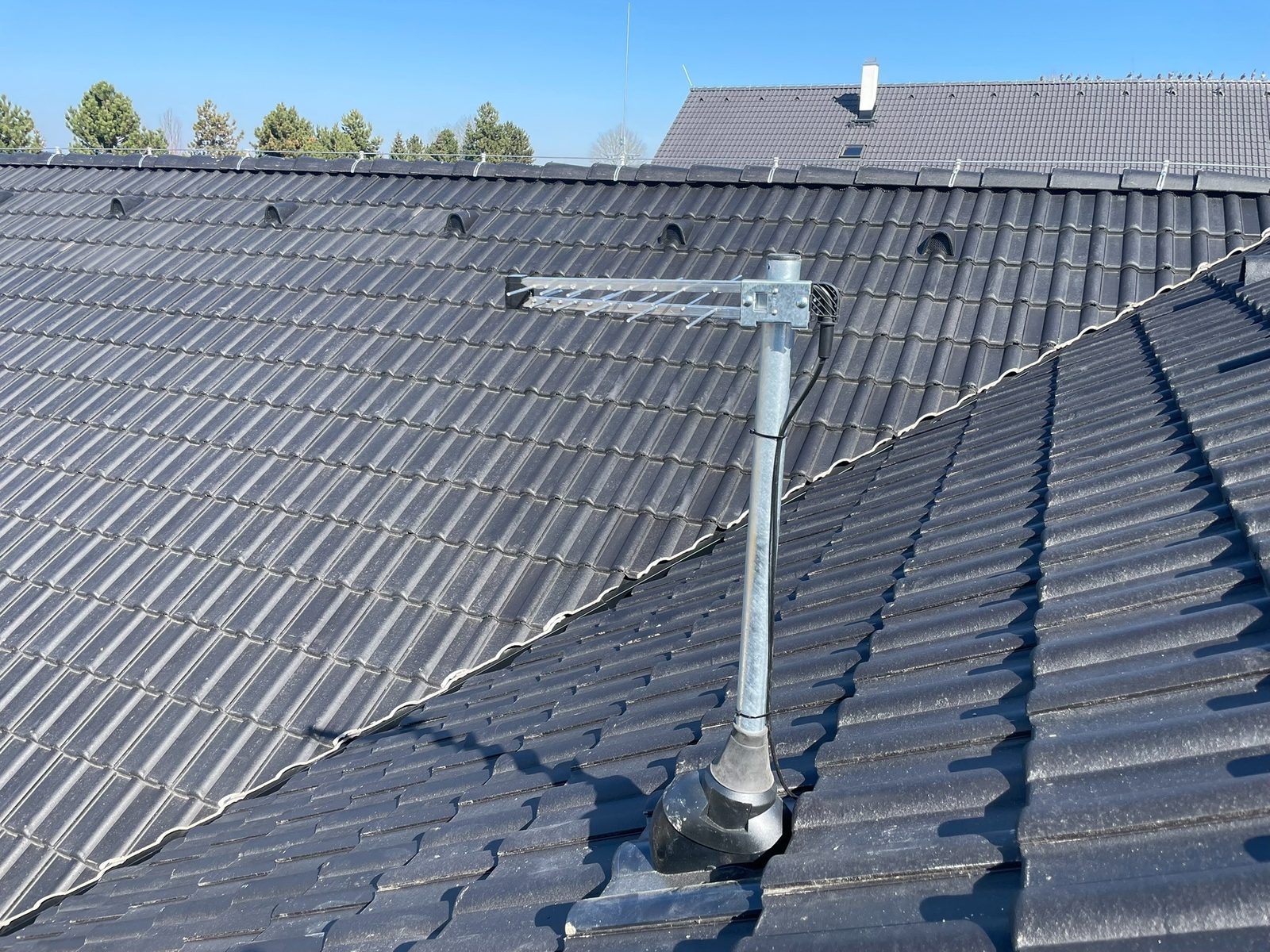 Detail montáže DVB-T2 antény na střeše